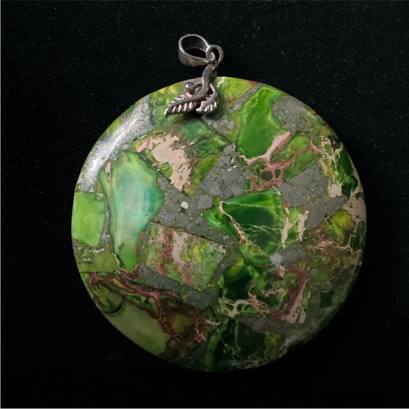 🌴 Green Stone Pendant - Picture 2 of 6